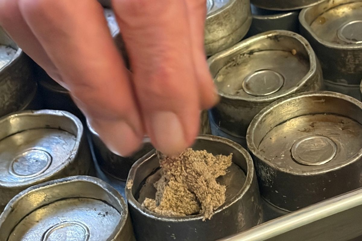 お灸の準備をする手元